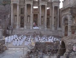Efes Antik kentinde tartma yaratan fotoraflara aklama geldi